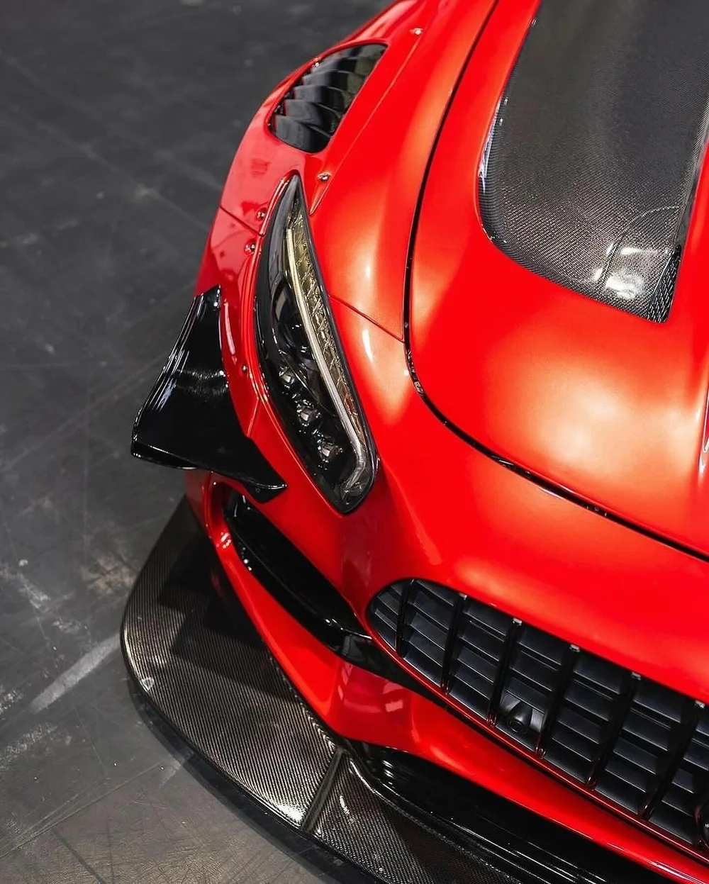 Carbon bonnet vent and headlight detail